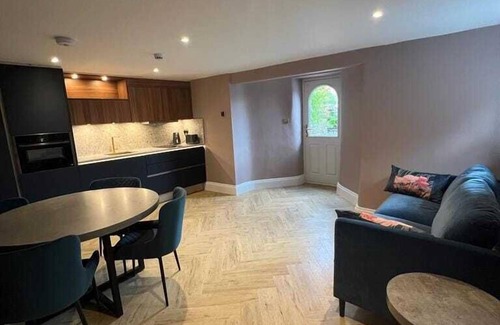 Bowness-on-Windermere House | Luxe 7 Bed, 6 Bath, Pet Friendly, Parking + EV