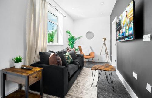 Cradley Apartment | Luxe Apartment - Rowley Regis - Parking - Top Rated - Netflix - Wifi - 49BG