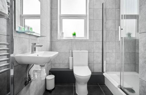 Cradley Apartment | Luxe Apartment - Rowley Regis - Parking - Top Rated - Netflix - Wifi - 49BG