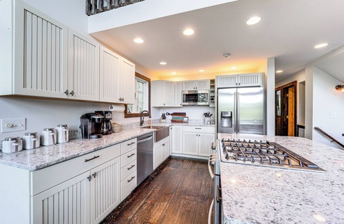 Warrensville House | Luxe Appalachian Mountain Cabin w/Hot Tub, Views
