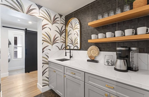 Balboa Island House | Luxe Balboa House! 5 Bedroom/5 Ensuite Bath! Peninsula Ferry Close!
