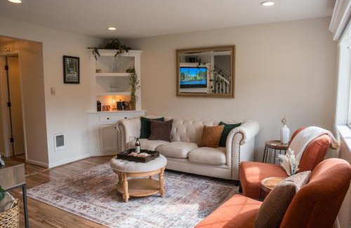 Downtown Leavenworth Apartment | Luxe Bavarian Retreat - in Town with Hot Tub