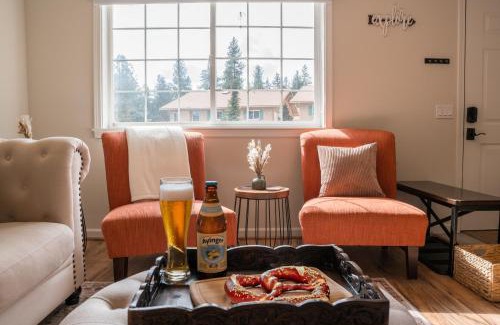 Downtown Leavenworth Apartment | Luxe Bavarian Retreat - in Town with Hot Tub