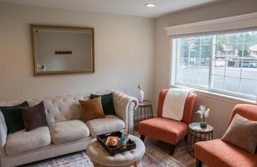 Downtown Leavenworth Apartment | Luxe Bavarian Retreat - in Town with Hot Tub