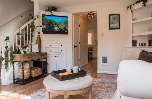 Downtown Leavenworth Apartment | Luxe Bavarian Retreat - in Town with Hot Tub
