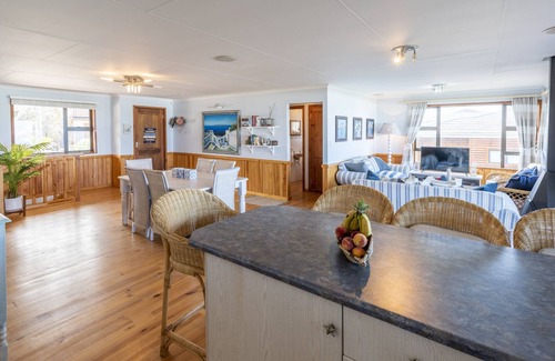 Bothastrand House | LUXE Beach House - STUNNING Sea Views - Beach 3min WALK - Heart of GARDEN ROUTE
