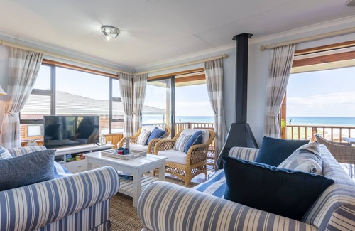 Bothastrand House | LUXE Beach House - STUNNING Sea Views - Beach 3min WALK - Heart of GARDEN ROUTE