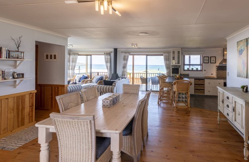 Bothastrand House | LUXE Beach House - STUNNING Sea Views - Beach 3min WALK - Heart of GARDEN ROUTE