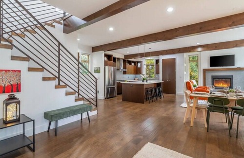 Central District House | Luxe Beautiful Large Home - Central District