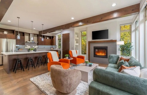 Central District House | Luxe Beautiful Large Home - Central District