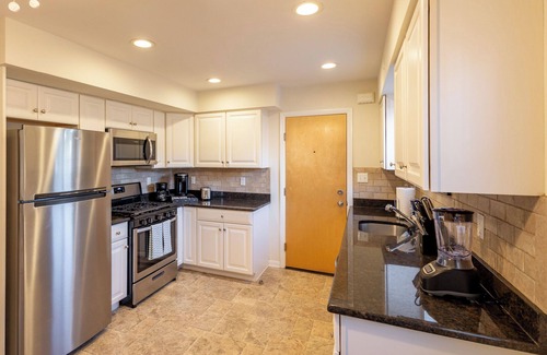 Belleville Apartment | Luxe Belleville 1 Bed - Pets OK, Parking, Laundry, Fios, Safe, Dog Park Nearby