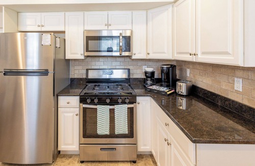 Belleville Apartment | Luxe Belleville 1 Bed - Pets OK, Parking, Laundry, Fios, Safe, Dog Park Nearby