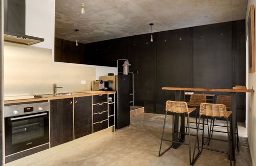Kingston Apartment | LUXE Boutique Warehouse Style KING BED - EV Charger - Central Canberra Location!