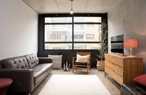 Kingston Apartment | LUXE Boutique Warehouse Style KING BED - EV Charger - Central Canberra Location!