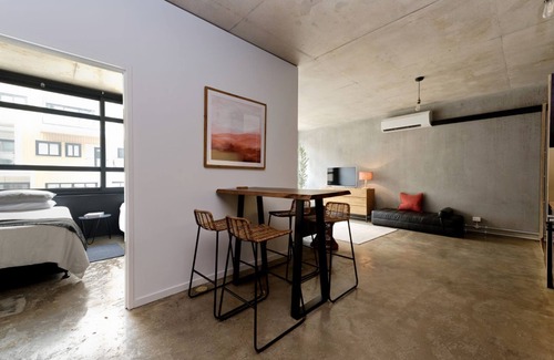 Kingston Apartment | LUXE Boutique Warehouse Style KING BED - EV Charger - Central Canberra Location!