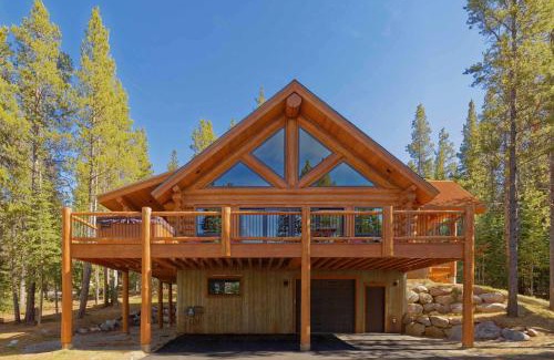 Breckenridge Park Estates House | Luxe Breck Log Cabin with Hot Tub, Bar and Views!