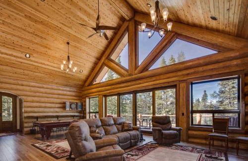 Breckenridge Park Estates House | Luxe Breck Log Cabin with Hot Tub, Bar and Views!
