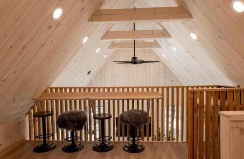 Portland House | Luxe Cabin /Hot Tub / EV Charger