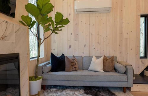 Portland House | Luxe Cabin /Hot Tub / EV Charger