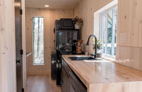 Portland Cabin | Luxe Cabin/Hot Tub/EV Charger