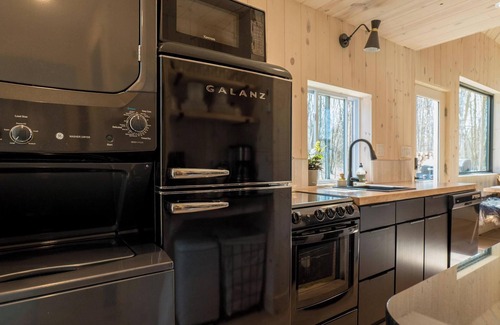 Portland Cabin | Luxe Cabin/Hot Tub/EV Charger