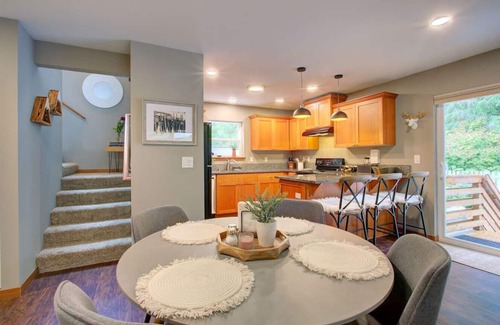 Warnick Cabin | Luxe Cabin *Hot Tub*Fire Pit*Fenced*Generator