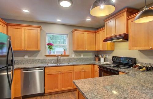 Warnick Cabin | Luxe Cabin *Hot Tub*Fire Pit*Fenced*Generator