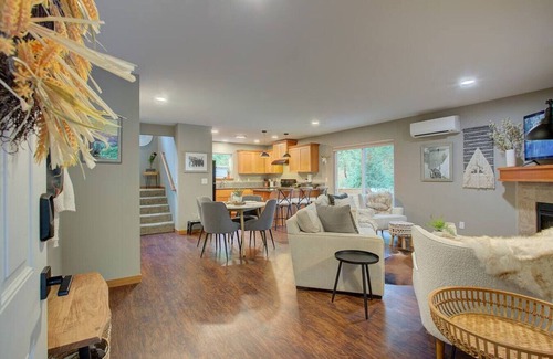 Warnick Cabin | Luxe Cabin *Hot Tub*Fire Pit*Fenced*Generator