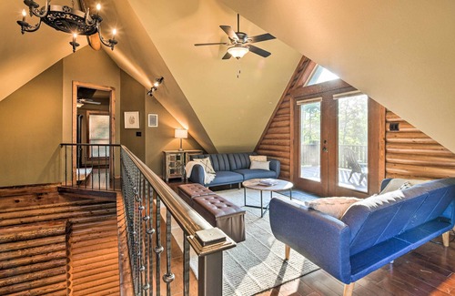 Anderson County Cabin | Luxe Cabin w/ 2 Decks; 3 Blocks to Golfing!