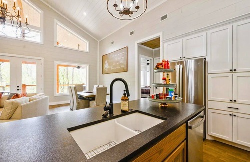 Broken Bow Cabin | Luxe Cabin w/Heated Pool, Hot Tub & Games