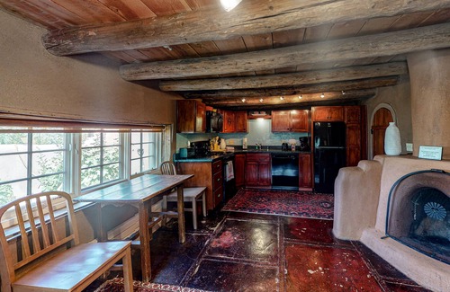 Taos House | Luxe Casita - Fireplace, Full Kitchen & Steam Shower - Walk to Eateries, Dogs OK