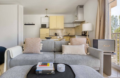 Cents Apartment | Luxe Cents Studio w/Balcony & Elevator, nr Bus Station, by Blueground