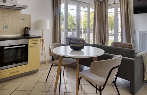 Cents Apartment | Luxe Cents Studio w/Balcony & Elevator, nr Bus Station, by Blueground