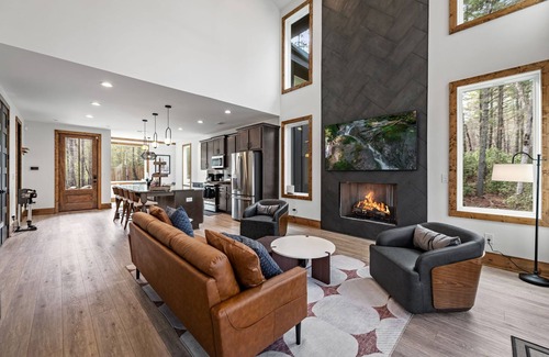 Raccoon Ridge Ski Chalet | LUXE Chalet! Hottub, Sauna, Arcade, 8 Beds-3 Kings, Creek, 10min Downtown & Lake