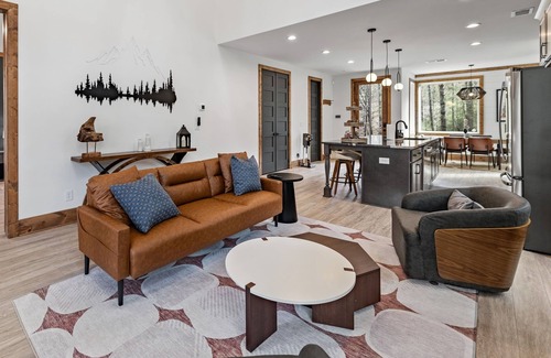 Raccoon Ridge Ski Chalet | LUXE Chalet! Hottub, Sauna, Arcade, 8 Beds-3 Kings, Creek, 10min Downtown & Lake