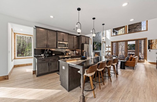 Raccoon Ridge Ski Chalet | LUXE Chalet! Hottub, Sauna, Arcade, 8 Beds-3 Kings, Creek, 10min Downtown & Lake