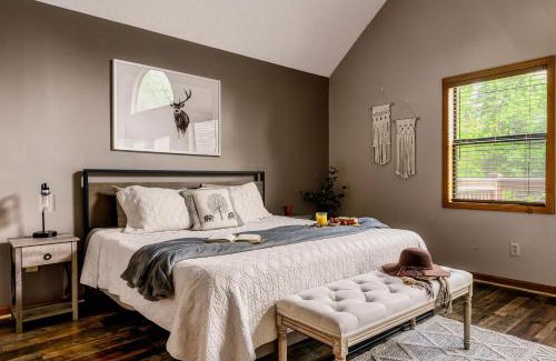 Pigeon Forge House | Luxe & Charming Gem near Dollywood - Hot Tub & View