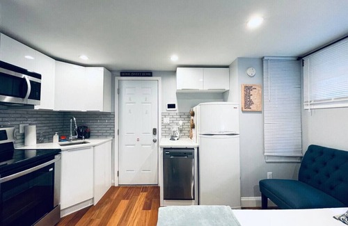 Rittenhouse Row Apartment | Luxe City Hall Suite by Rittenhouse Square