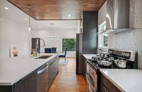 Summerhill House | Luxe City Oasis in the Heart of Downtown