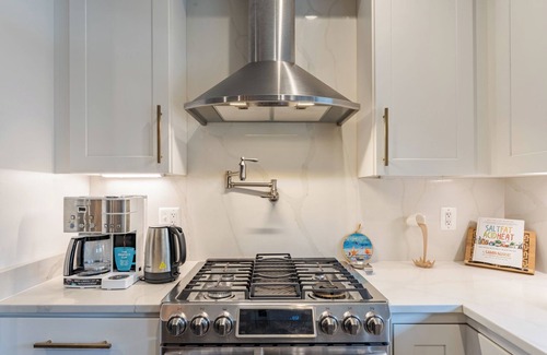 Trinidad Apartment | Luxe City Retreat/Rooftop Deck Getaway/H St/Union Station/Union Market