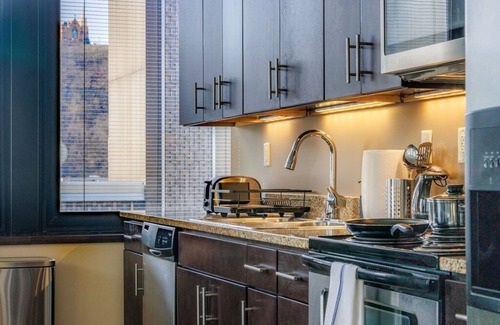 Downtown Pittsburgh Apartment | Luxe City Views | 8th Floor | 24/7 Valet Gym Terrace Roku