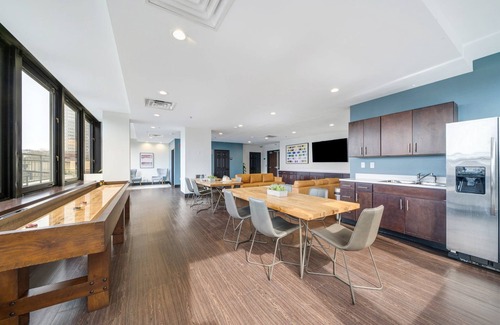 Downtown Pittsburgh Apartment | Luxe City Views | 8th Floor | 24/7 Valet Gym Terrace Roku