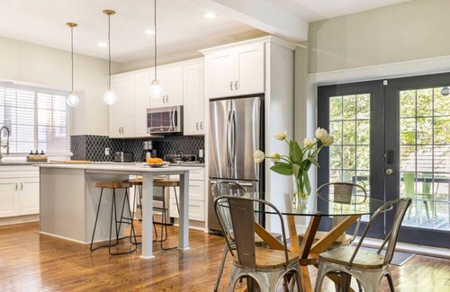 South Hyde Park House | Luxe Comfort: 4BR 3BA Gem near Plaza & Art Museum