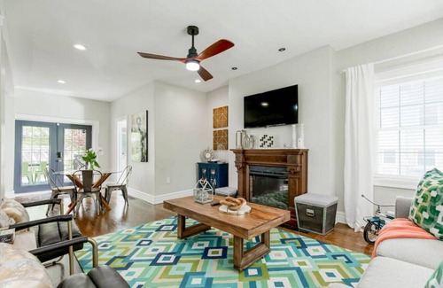 South Hyde Park House | Luxe Comfort: 4BR 3BA Gem near Plaza & Art Museum