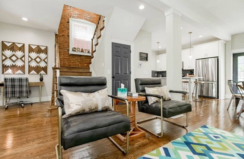South Hyde Park House | Luxe Comfort: 4BR 3BA Gem near Plaza & Art Museum