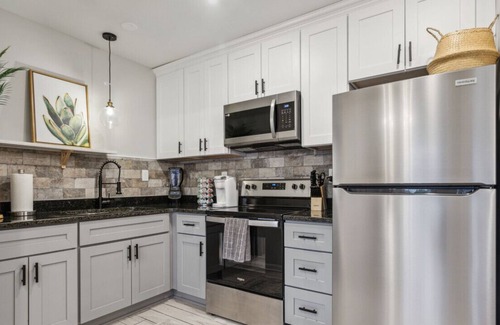 Hampton Apartment | Luxe,comfy apartment for traveling employees (1/1)