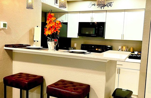 Kissimmee Apartment | Luxe Condo Double Bed Bliss Getaway near Disney