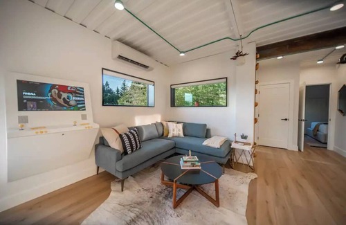 Oregon City House | Luxe Container Getaway with View