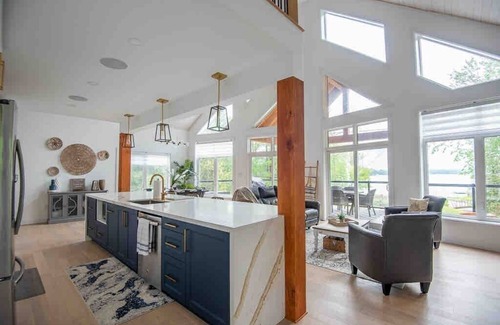 Fenelon Falls Cottage | *Luxe Cottage* Riverview Manor (Sauna, Games Rm)