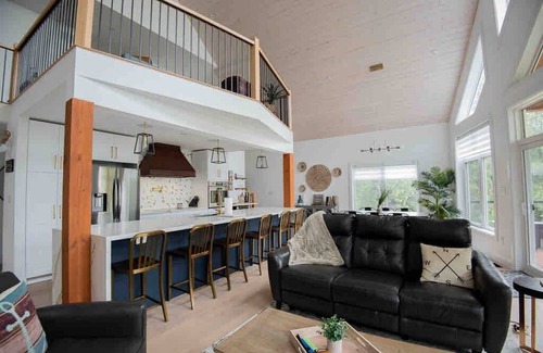 Fenelon Falls Cottage | *Luxe Cottage* Riverview Manor (Sauna, Games Rm)
